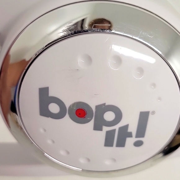 Bop It Pull Twist Shout Electronic Handheld Game TESTED and Works Great - Picture 6 of 9